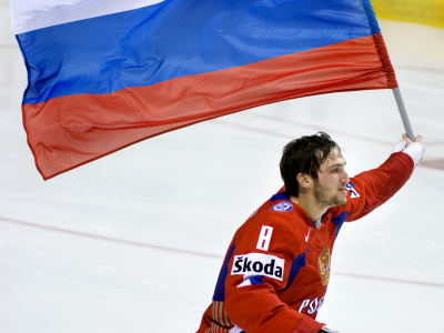 En efterlängtad bild för ryssar..Största stjärnan,Alexander Ovechkin, med flaggan efter en seger för landslagetFoto: Claudio Bresciani /