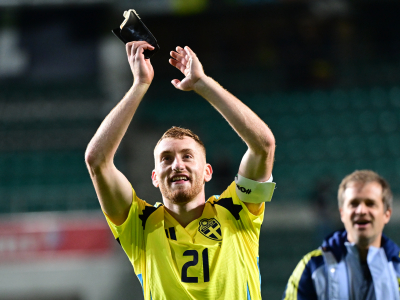 Dejan ejan Kulusevski älskar att spela i landslaget, där han till och med var lagkapten innan knäet började värka och dtoppade karriären. Foto: Jakob Åkersten Brodén / TT