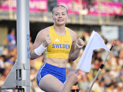 En mycket lycklig svensk representant under intensiva veckan med OS-karaktär - Kajsa Roth som utmärkte sig i i damernas stavhopp under friidrotts-EM på Alexander Stadium i Birmingham. * Foto: Jonas Ekströmer / TT