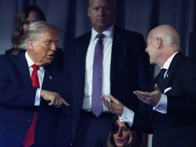 Här råder idioti. Donald Trump och Gianni Infantino fjäskar för varandra Foto: Dan Mullan/Pool Photo via AP
