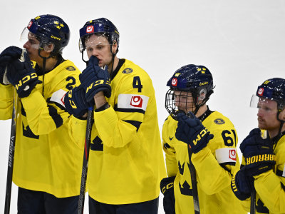Deppade svenska spelare. VM går inte bra a för tre Kronor. Onsdagskvällens möte med Slovenien är en ödesmatch. Foto: Anders Wiklund. TT