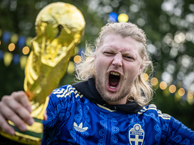 Ett gigantiskt jubel. Från norr till söder, till olika platser ute i världen. Har vi nån gång kommit i samma hördes svenskarnas glädje-tjut. Har vi nån gång tidigare förenats i en liknande och gemensam lycka... foto: Johan Nilsson, TT