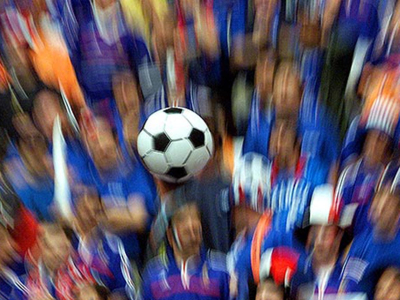 Galningen Infantino vill kräva ännu mera. Klubb-VM har varit på tal, nu yrar han om kommande världsmästerskap med 64 lag. Det är närmast förvånande att varken klubbarna eller spelarnas organisation protesterar, skriver Åke Stolt