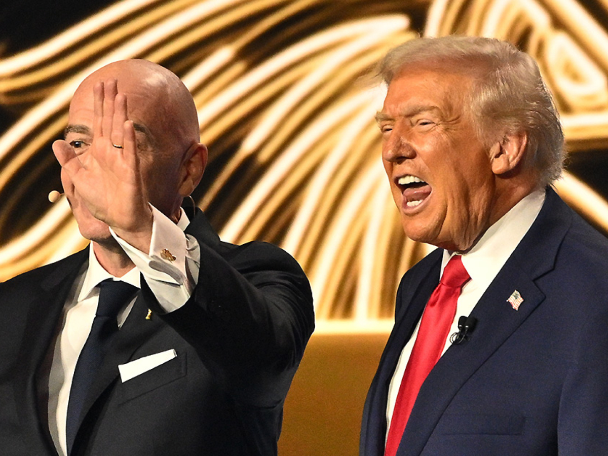 showen pågår. Två män får hållas och som i många andra sammanhang. Oppositionen saknas.