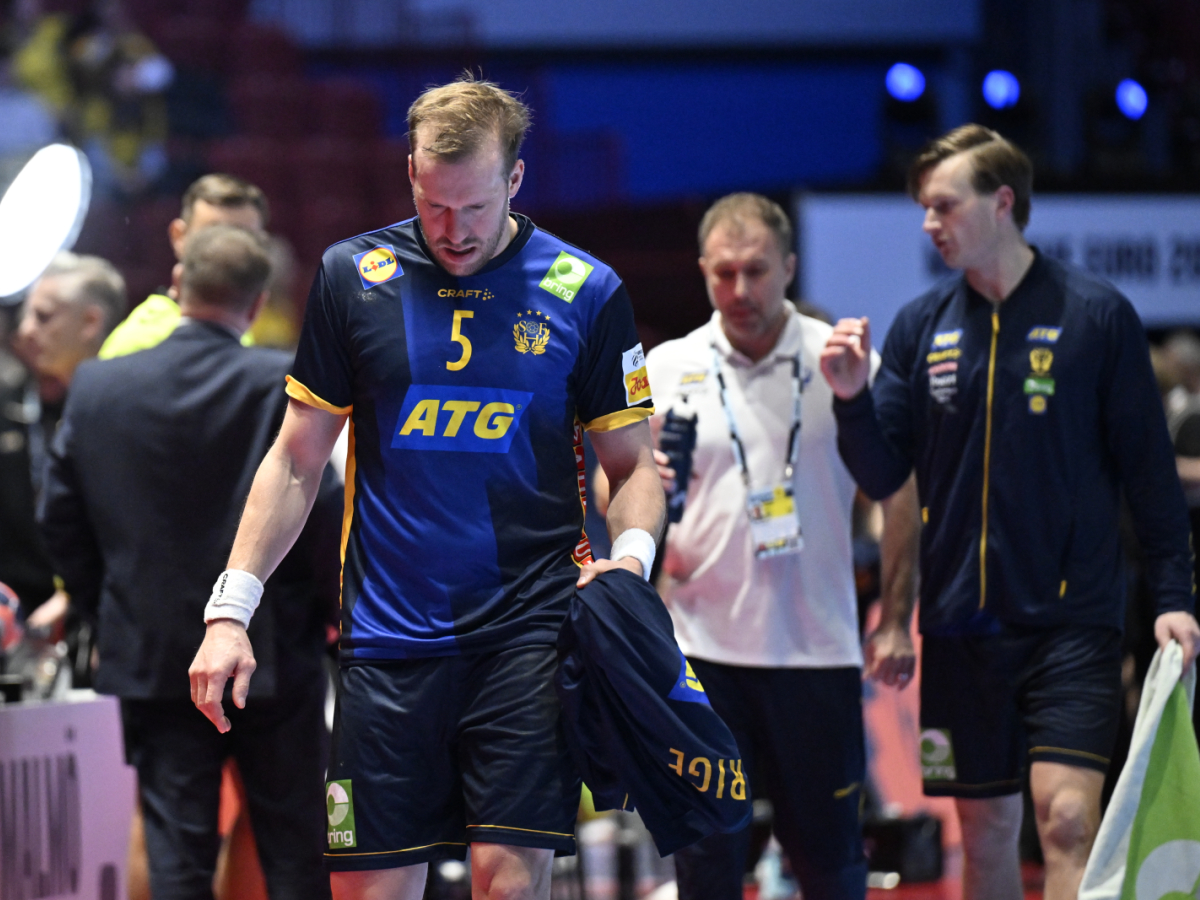 Frågor väcks runt förbundskapten Michael Apelgren och hans sätt att jobba. Varför var inte landslaget mera fokuserat på vad som väntade och kunde entusiasmen i gänget var tämligrn blek. Det lyste aldrig om landslaget vilket har varit ett tydligt kännetecken tidigare. Foto:Johan Nilsson, TT