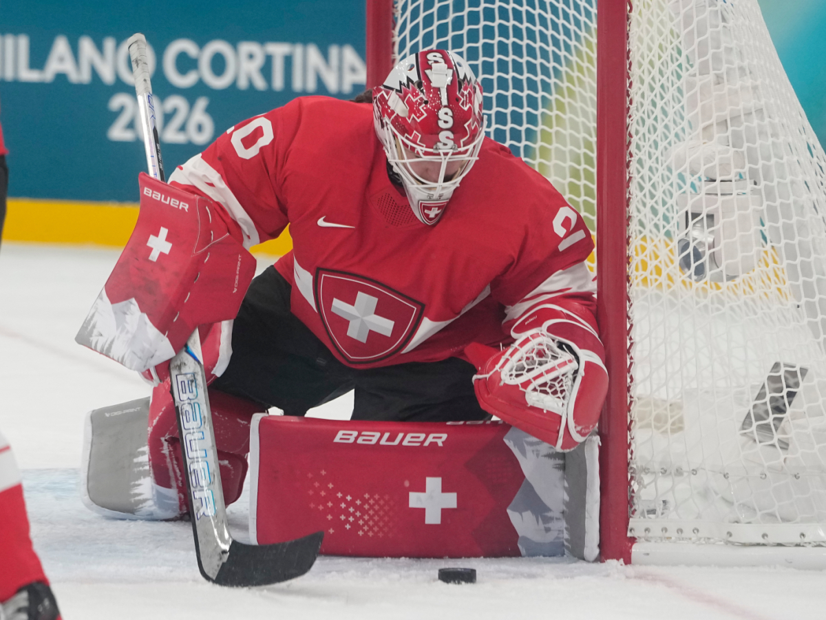 hemma i Scweiz ingår Andrea Brändli i militärprogrammet Spitzensport, ett träningsprogram i den schweiziska armen som kombinerar militärtjänst med elitidrottträningsprogram. Vintern tillbringar hon i Sverige som spelare i Linköpings HC. Foto: AP Photo/Hassan Ammar