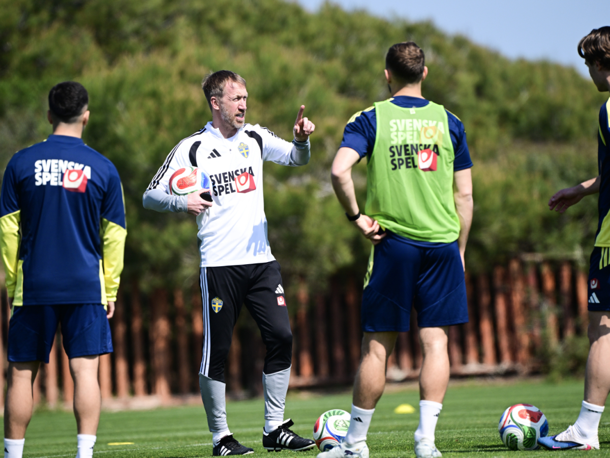 Måndagens sista träningspass. Graham Potter och några spelare under träning inför tisdagens avgörande i VM-kvalet motPolen . Foto: Jonas Ekströmer / TT
