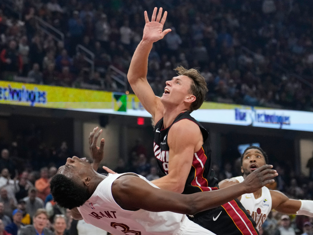 Tufft och trångt. Pelle Larsson i kamp med Clevland Cavaliers center Thomas Bryant (3) Foto: Photo/Sue Ogrocki, AP