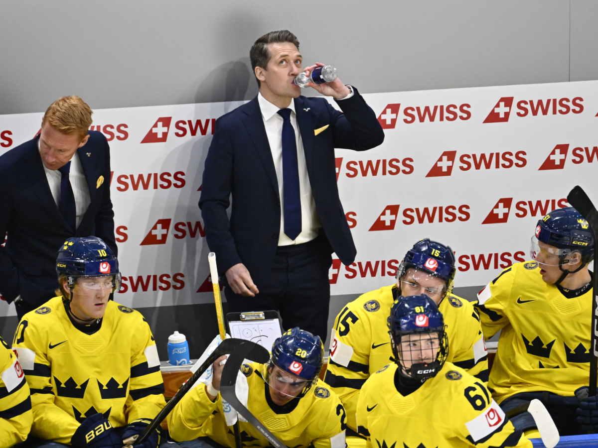 Tre Kronors förbundskapten, Sam Hallam, unnar sig en kort paus. Foto: Anders Wiklund, TT
