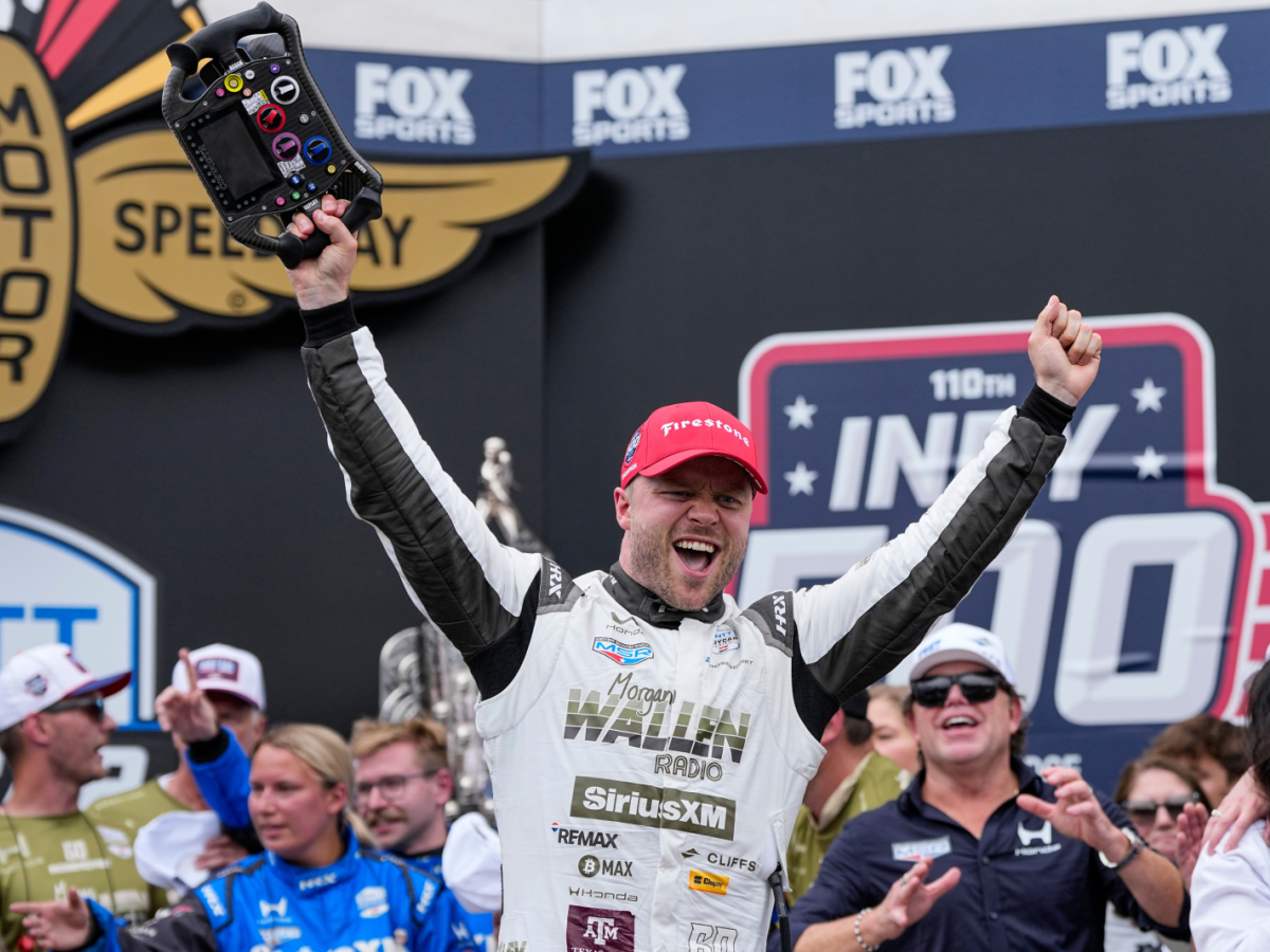 en 34.årig smålänning vann klassiska Infy 500 efter att ha pressat bilen och sig själv på upploppet.Belöningen för Felix blev en dusch i mjölk - och 40 miljoner kronor. Foto: Michael Conroy, AP Photo/) INMC137