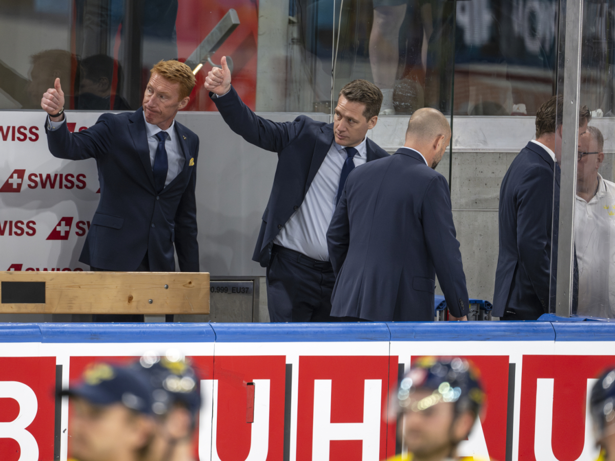 Tack och adjö. Tre Kronors ledare, Kenny Jönsson och Sam Hallam har gjort sitt i mästerskapen i Schweiz. Foo: Avnders Wiklund, TT