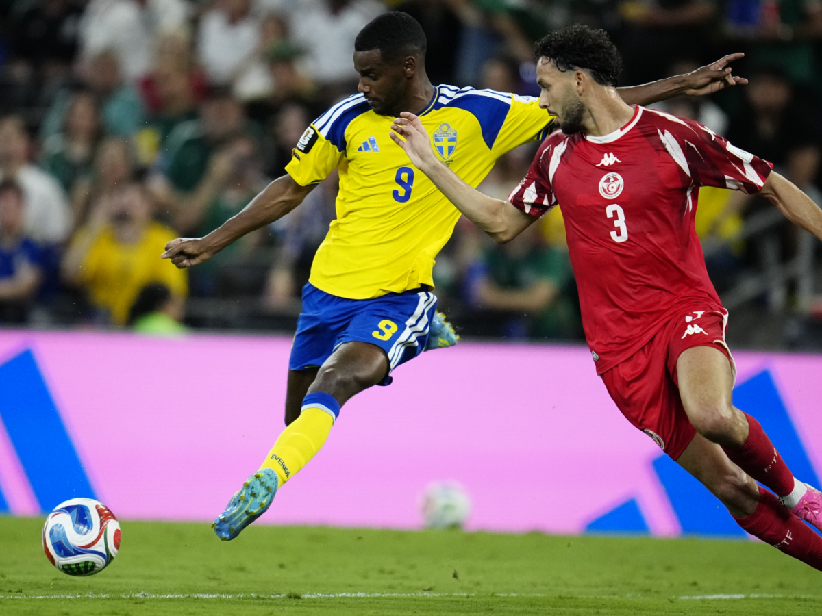 Genombrottet och det förlösande 2-0. Alexander Isak bryter in från vänsterkanten och i steget, när målvakten är som mest skymd skjuter han. Foto: Björn Larsson Rosvall/TT