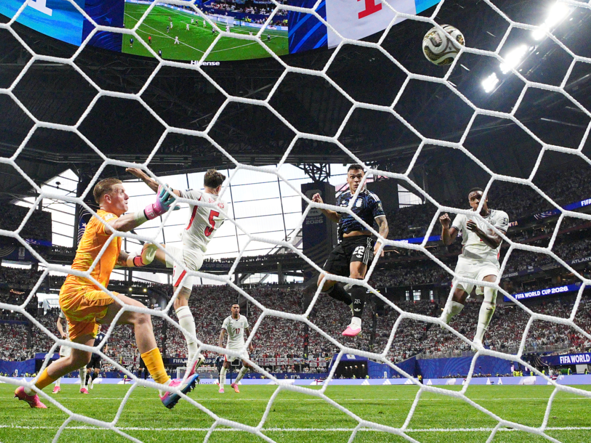 Argentinas Lautaro Martinez (22) står för avgörande målet utan att målvakten Jordan Pickford kan förhindra det. Foto: Jacob Kupferman, AP Photo