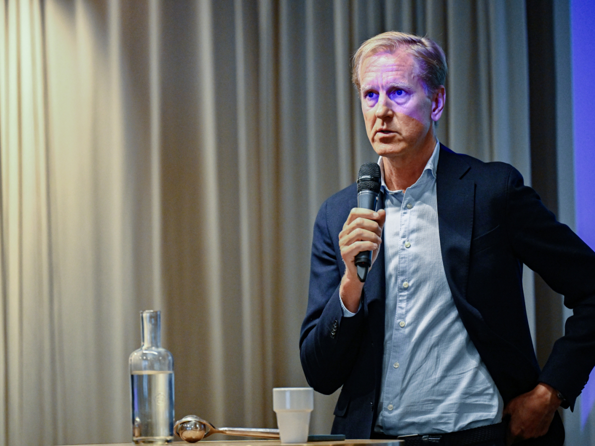 Tennisens nye ordförande, Ulf Rosberg, har fullt upp. Hans nya uppdrag kräver mycket tid. Desssutom hantävlingsspelar själv fortfarande.