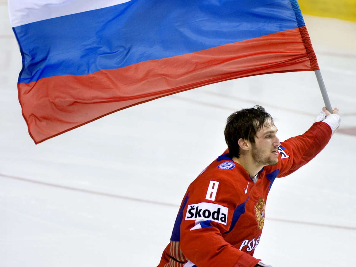 En efterlängtad bild för ryssar..Största stjärnan,Alexander Ovechkin, med flaggan efter en seger för landslagetFoto: Claudio Bresciani /