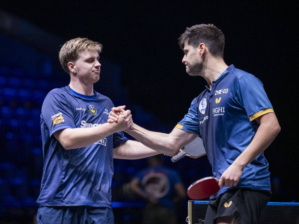 Oväntad utgång. Truls Möregårdh gratulerar Dimitrij Ovtcharov efter matchen i första omgången av herrsingeln i Smash Sweden 2026 i Malmö Arena i Malmö. Photo: Johan Nilsson / TT