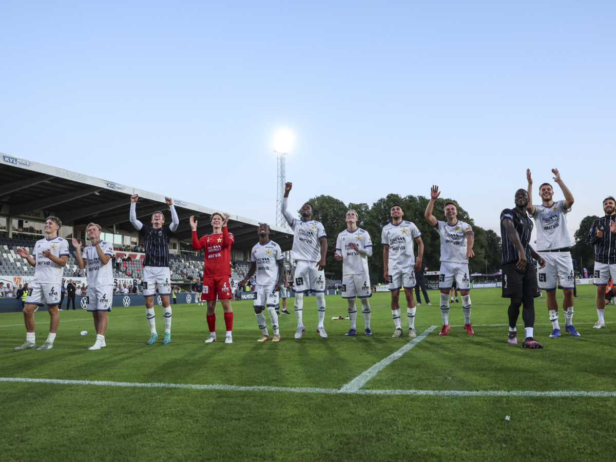 Sirius-spelarna jublar över ett nytt mål.De är många till antalet. Foto: Anders Bjurö / TT