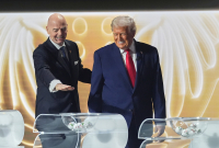 Infantino visste hur vänlig och omtänksam han skulle vara inför denne Donald Trump. (AP Photo/Jacquelyn Martin