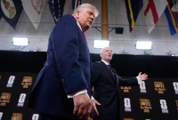 Infantino visste hur vänlig och omtänksam han skulle vara inför denne Donald Trump. (AP Photo/Jacquelyn Martin