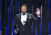 Daniel Ståhl tar emot priset för Årets prestation under Idrottsgalan. Foto: Christine Olsson / TT