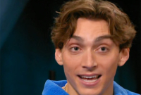 Förväntansfull och lugn tog han tonen oh visade att han också behärskar konsten att sjunga - och han skriver dessutom sina egna låtar. Premiären skedde dessutom i direktsändning i tv. Foto: SvT