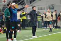 -Men vad sker?, tycks han tänka. Milans tränare, Cristian Chivu, när han märker hur illa hans lag fungerar mot Bodö/Glimt. Foto: TT