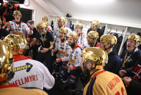 Den gemensamma lyckan! Totala glädjen uppnås av laget. Som här, Edsbyns när SM-trofén erövras i Västerås Foto: Jessica Gow / TT