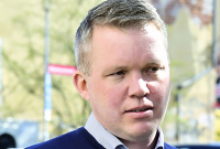 Anders Larsson är Svenska Hockeyförbundets ordförande, men lockad av ett internationellt uppdrag. Då kan han hamn på dubbla stolar och f ytterst svårt att stå för sin åsikt.