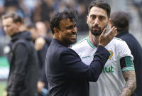 Hammarbys tränare Kalle Karlsson firar segern med tremålsskytten #20 Nahir Besara efter söndagens fotbollsmatch i allsvenskan mellan Hammarby IF och Malmö FF på 3Arena. Foto: Stefan Jerrevång, TT