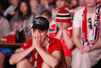 Norska fotbollsfans följer kvällens kvartsfinal i fotbolls-VM mot England . Foto: Adam Ihse / TT