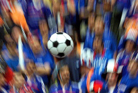 Galningen Infantino vill kräva ännu mera. Klubb-VM har varit på tal, nu yrar han om kommande världsmästerskap med 64 lag. Det är närmast förvånande att varken klubbarna eller spelarnas organisation protesterar, skriver Åke Stolt