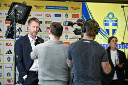 Förbundskapten Graham Potter intervjuas efter att han presenterat sin första trupp i fotbollslandslaget för herrar inför kommande VM-kvalmatcher. Foto: Pontus Lundahl / TT