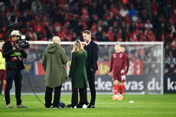 Han ställs till svars. Graham Potter intervjuas efter förlusten i Genève. Foto:Pontus Lundahl, TT