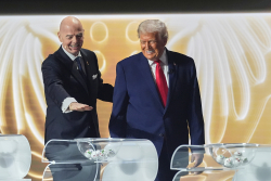 Infantino visste hur vänlig och omtänksam han skulle vara inför denne Donald Trump. (AP Photo/Jacquelyn Martin