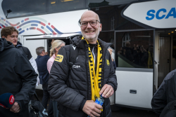 Magnus Emeus hemma vid istationen i Sölvesborg efter allt firande efter Mjällby AIF:s SM- guld. Foto: Johan Nilsson / TT