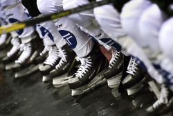 Ingemar Andersson älskar hockey och Nybro där han bor. Därför kändes det naturligt för honom att hjälpa klubben med 1 miljon kr.