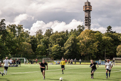 Vy över Kaknäs IP med med Kaknästornet i bakgrunden. Här har Djurgårdens fotboll sin hemvist och hit kommer ofta klubbens medlemmar.