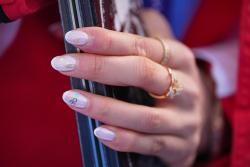 Här tjärnan bland alla OS-atleter. Gu,uppvuxen i USA, där hon tränade och blev en särklassig frree style-åkare och rankad som en de främsta. - och har belöning därefter. Foto: TT