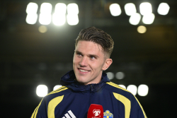 Nyduschad ocvh omsvärmad kom Viktor Gyökeres ut till de svenska fansen sm hyllade hoom mer och mer. oto: Jonas Ekströmer / TT