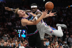 Miami Heat guard Pelle Larsson,, till vänster, blir foulad av Philadelphia 76ers center Adem Bona, i en match i NBA i Miami. Foto: Lynne Sladky, AP