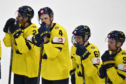 Deppade svenska spelare. VM går inte bra a för tre Kronor. Onsdagskvällens möte med Slovenien är en ödesmatch. Foto: Anders Wiklund. TT