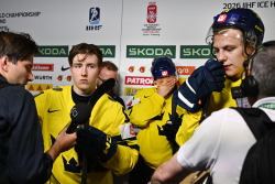 Inte särskilt muntra. Viggo Björck, Ivar Stenberg och Jack Berglund är av förklarliga skäl något molokna ut. Men den här VM-turneringen blev också dyster för Tre Kronor. Foto: Anders Wiklund/TT