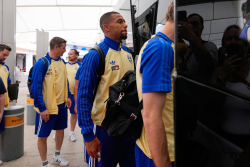 Fotbollslandslaget gick omedelbart på sin buss vid flygplatsen för färd till den camp som ska bli deras under turneringen. Foto: (AP Photo/Tony Gutierrez)