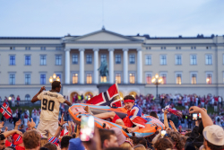 Folk samlades vid oh runt slottet för att få deltai hyllningarna sv fotbollslandslaget. Foto: Trond R. Teigen / NTB