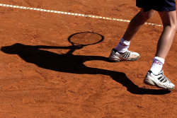 Tennis ska spelas inför tysta åskådare