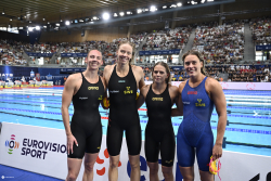 Fyra svenska simmare som deltog vid EM i Paris. Från vänsters Sara Junevik, Louise Hansson, Olivia Klint Ipsa och Sofia Åstedt i lagkapp. Foto: Christine Olsson / TT