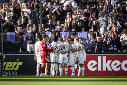 Sirius Isak Bjerkebo (11) jublar med Tobias Anker (4) efter att ha gjort 0-2 på straff under måndagens fotbollsmatch i allsvenskan mellan Halmstads BK och IK Sirius FK på Örjans Vall. Foto: Anders Bjurö / TT