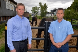 Hasse Skarplöth, VD på AB Trav och Galopp, och Ulf Hörnberg, generalsekreterare för Svensk Travsport protester och tvingas att dra in på verksamheten.