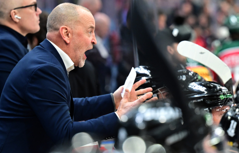 Luleås tränare Tomas "Bulan "Berglund är sannerligen engagerad under matcherna, I synnnnerhet när Luleå spel inte fungerar som han önskar. Foto: Björn Larsson Rosvall / TT