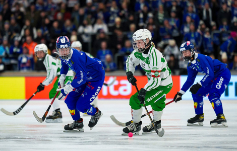 Västerås spärnade emot i fjolårets final, men Villa-spelarna var på bästa humör och vann med 7-2. Foto: Foto : Romus Ramström